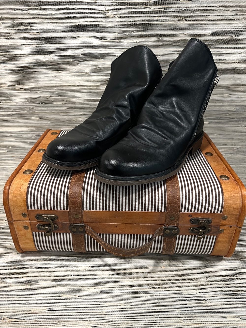 Source Unknown Black Leather Side-Zip Ankle Boots